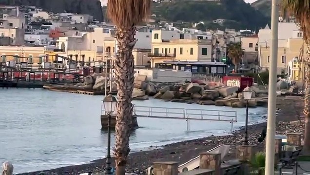 Eolie, con la Pasqua parte bene la stagione turistica: lo Stromboli dà spettacolo
