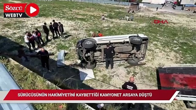 Avcılar'da sürücüsünün hakimiyetini kaybettiği kamyonet arsaya düştü