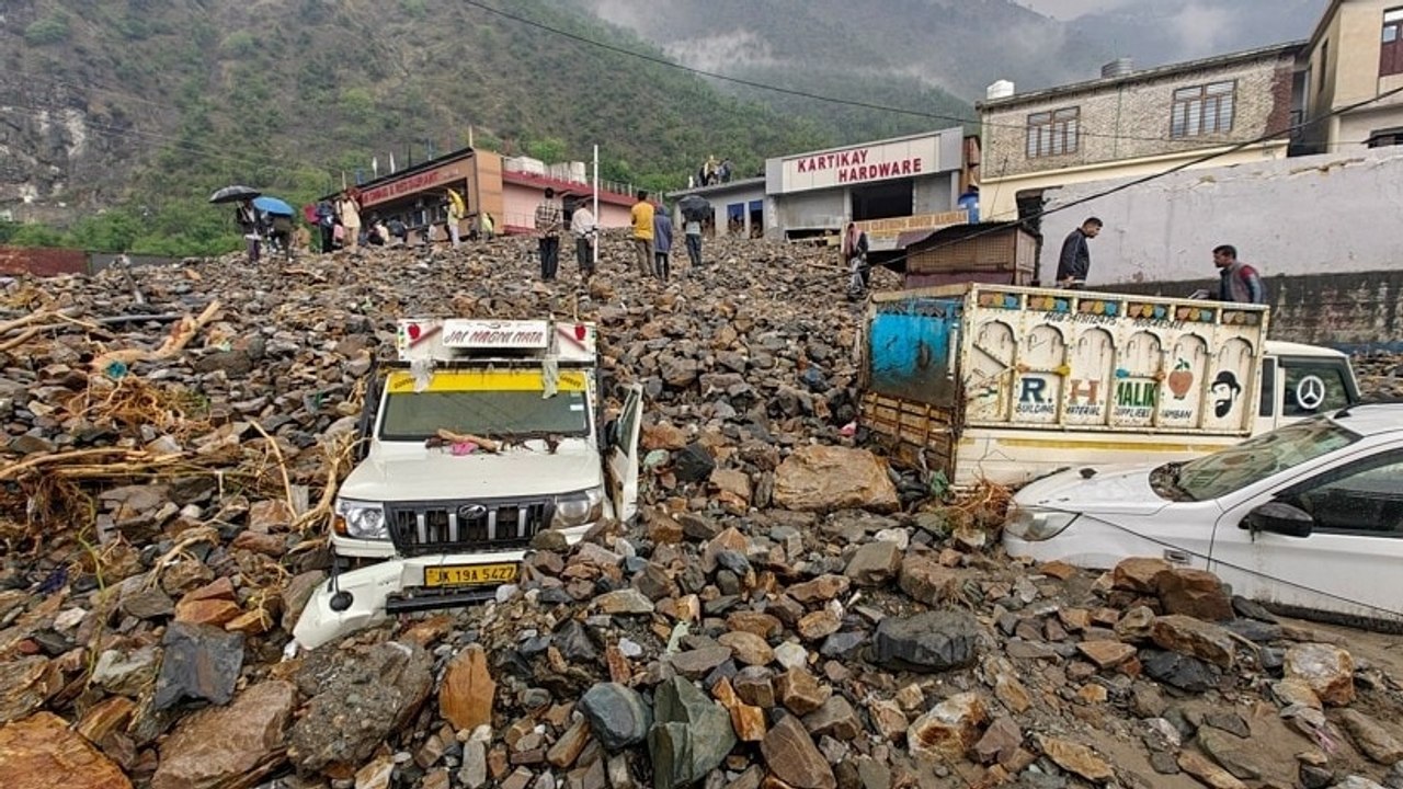 फ्लैश फ्लड से जम्मू-कश्मीर के रामबन में भयंकर तबाही, देखिए मंजर