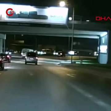 Sürücüsünün makas attığı otomobil, 2 araca çarptı; kaza kamerada