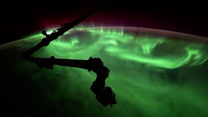 Astronaut fängt atemberaubende grüne Aurora über der Erde ein