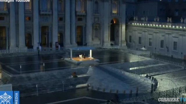 Il Papa prega nella piazza vuota: Francesco solo in piazza San Pietro durante il Covid