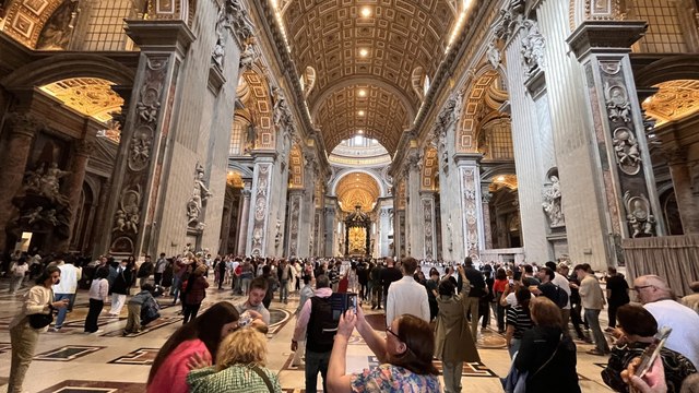 Il silenzio dei fedeli scandito dai rintocchi delle campane: l'addio di Roma a Papa Francesco