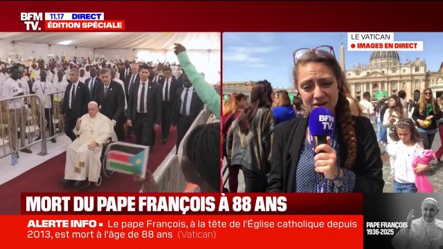 Les fidèles affluent au pied de la basilique Saint-Pierre depuis l'annonce de la mort du pape François