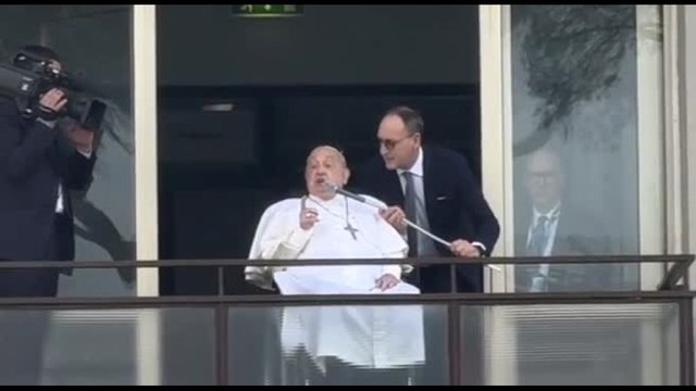 Papa Francesco tra i fedeli e al lavoro fino alla fine