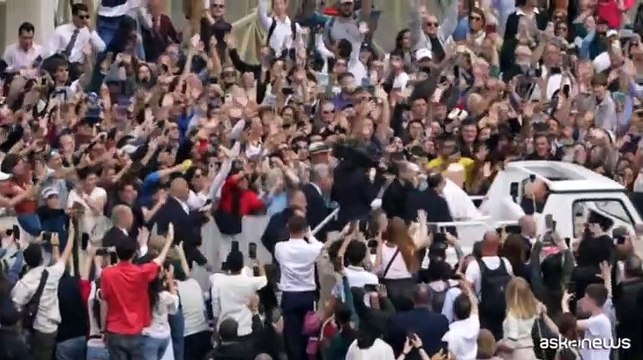 Papa Francesco tra i fedeli e al lavoro fino alla fine