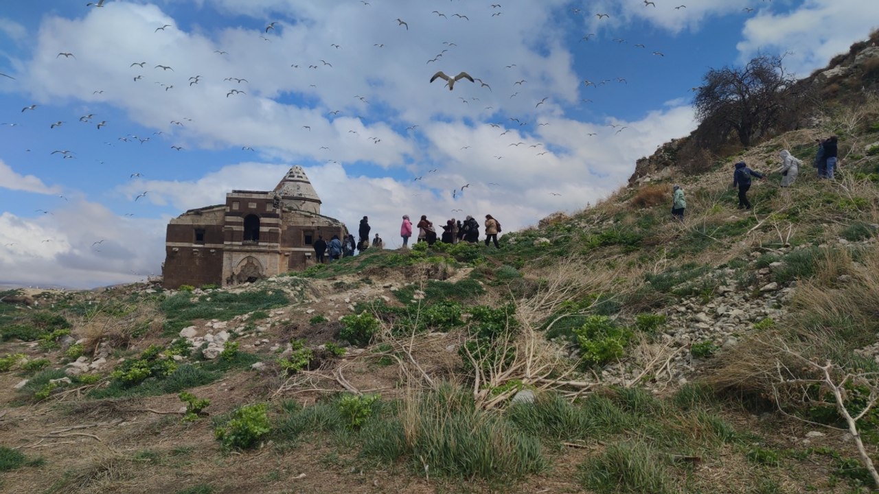 Şimdi tam zamanı! Çarpanak Adası’nı ilkbaharda keşfedin