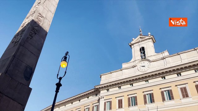 Bandiere a mezz'asta a Montecitorio per la morte di Papa Francesco