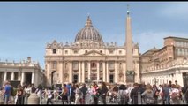 La folla inizia a radunarsi in Piazza San Pietro dopo la morte del Papa