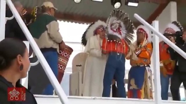 Dallo schiaffetto sulle mani della fedele alla pizza presa in strada a Napoli: Francesco il Papa fuori dagli schemi