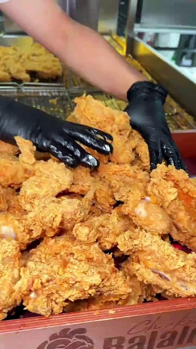 Follow for more ASMR videos🌮🍟 Credits: @chickenbalalm #mukbang #asmr #fastfood #asmreating