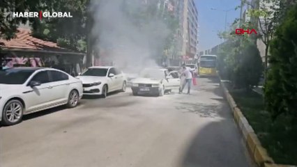 Otomobildeki yangına çeşme hortumuyla müdahale