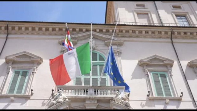 Al Quirinale bandiere a mezz'asta in segno lutto per il Papa