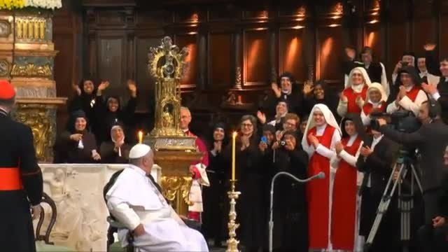 Napoli, quando le suore di clausura si strinsero a Papa Francesco