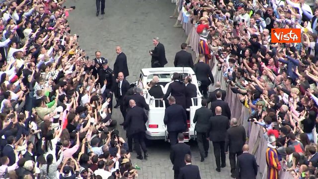 Addio a Papa Francesco, l'ultimo giro in papamobile a Piazza San Pietro