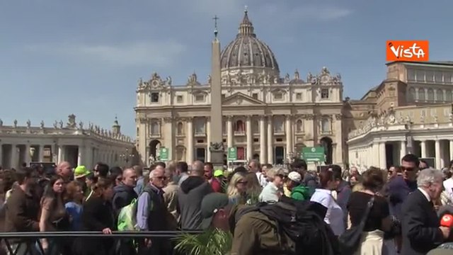 Le voci dei fedeli a San Pietro: «Colpo tremendo, non potevamo crederci»