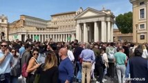 Commozione e tristezza tra i fedeli a San Pietro per il Papa