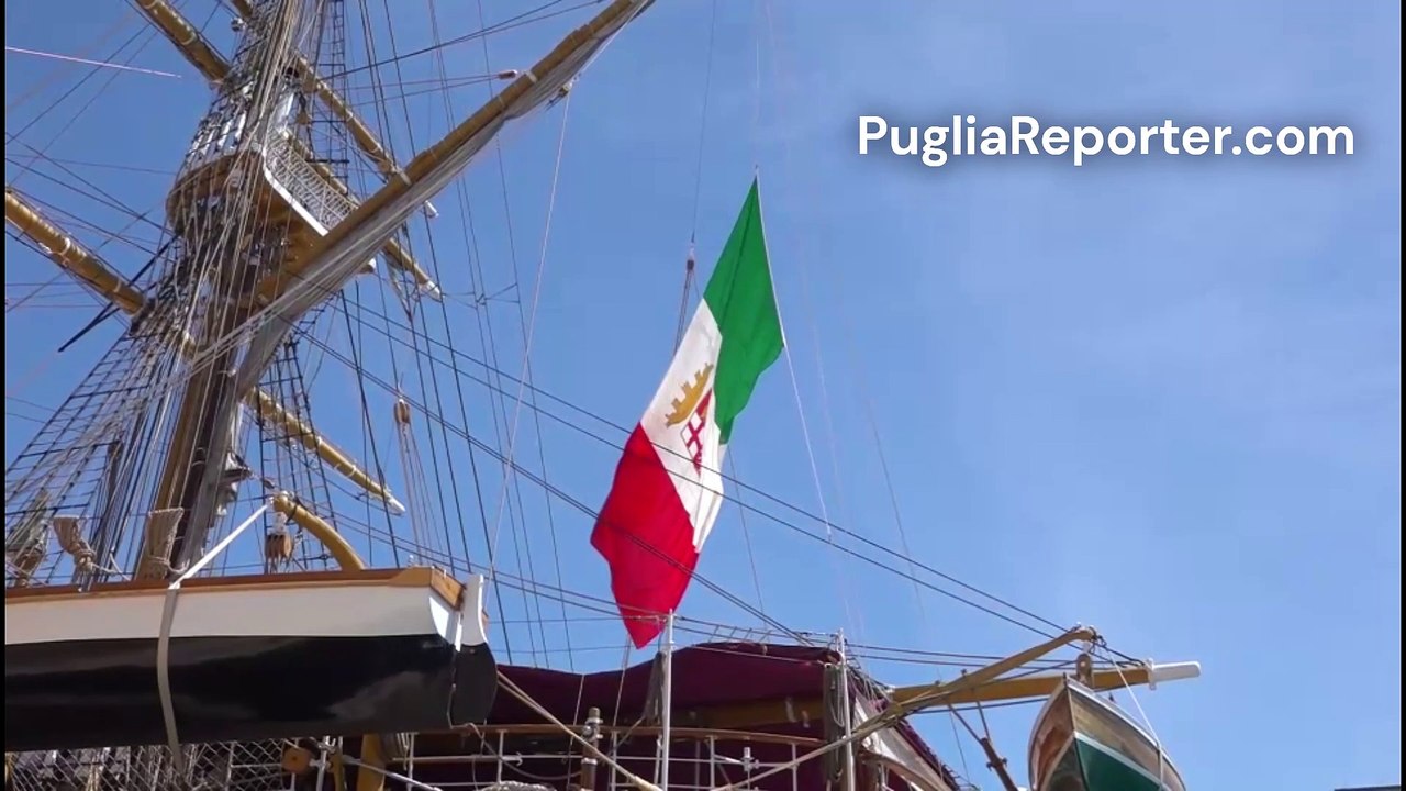 In Puglia bandiere a mezz'asta sulla nave Vespucci per la scomparsa di Papa Francesco