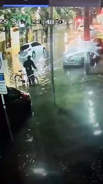 Homem é visto caindo duas vezes no mesmo buraco durante tempestade em Santos; VÍDEO