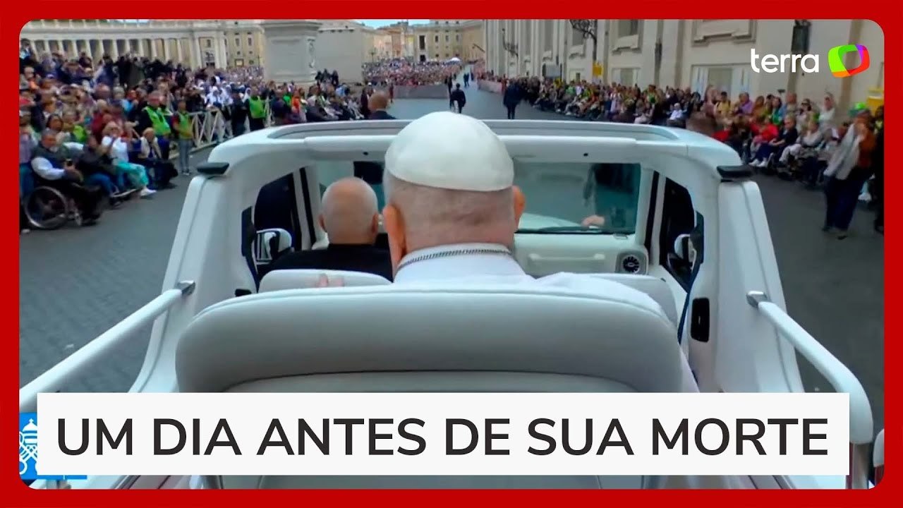 Em papamóvel, Francisco acenou e foi aclamado por fiéis durante celebração de Páscoa no Vaticano