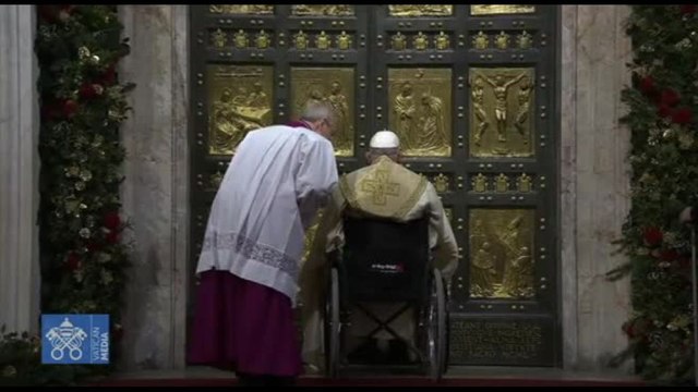 Papa Francesco in San Pietro davanti alla Porta Santa del Giubileo