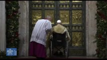 Papa Francesco in San Pietro davanti alla Porta Santa del Giubileo
