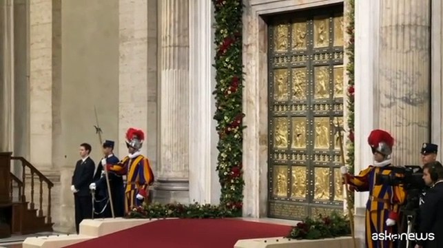 Papa Francesco in San Pietro davanti alla Porta Santa del Giubileo