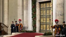 Papa Francesco in San Pietro davanti alla Porta Santa del Giubileo