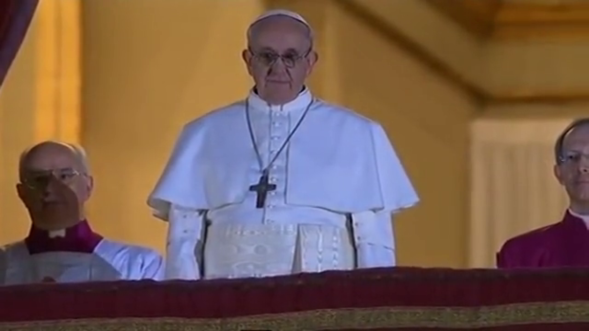 Video «Sono andati a prendere il nuovo Papa quasi alla fine del mondo», così Bergoglio salutò i fedeli la prima volta