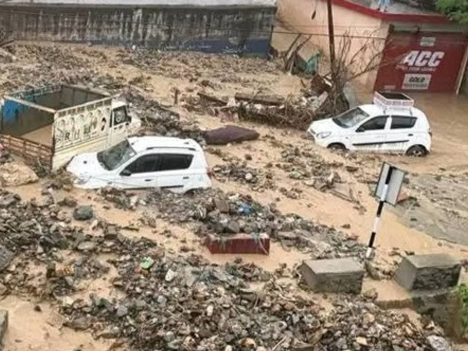 Erdrutsch und Sturzfluten sorgen für Zerstörung in Indien