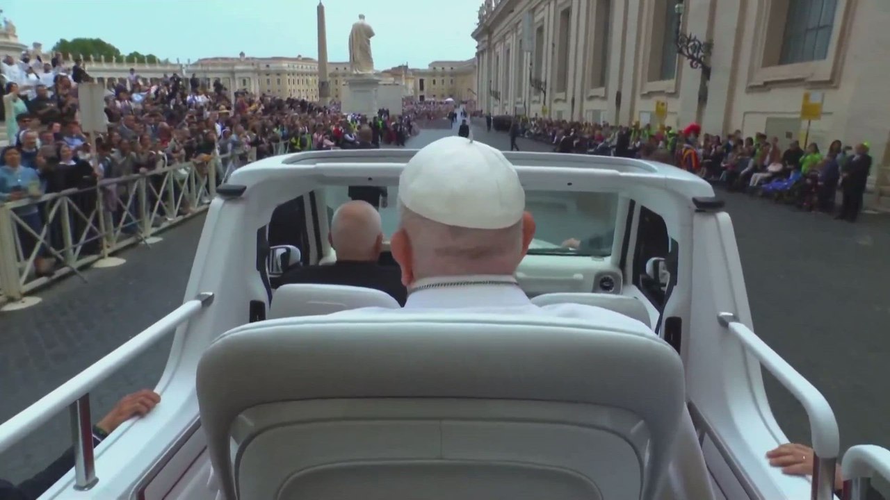 El último paseo del Papa en el Papamovil antes de fallecer