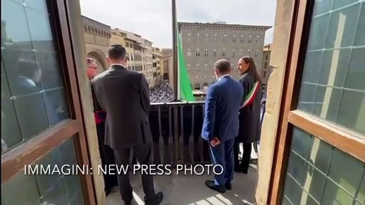 Firenze, un drappo nero su Palazzo Vecchio come lutto per la morte di Papa Francesco