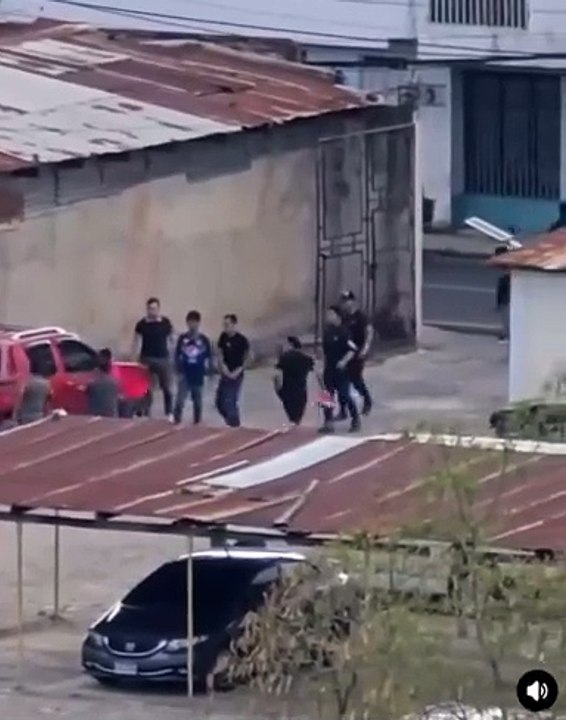 Aficionados le quitan camiseta a sus contrarios antes de partido de fútbol