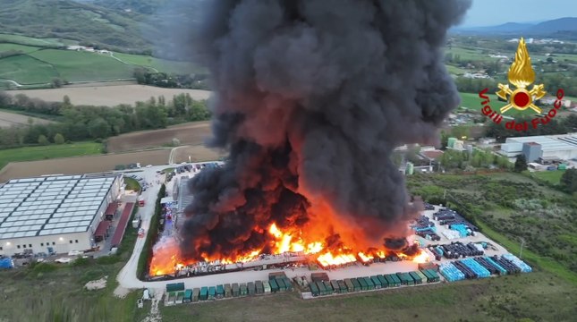 Incendio alla Lucy Plast di Umbertide: area sotto sequestro, indagini in corso (23.04.25)