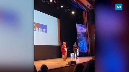 Pelin Esmer İFF’de aldığı En İyi Senaryo Ödülü’nü Esila Ayık’a adadı