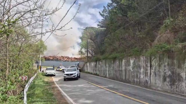 충남 천안 임시 야적장 작업하던 굴착기 화재 / YTN