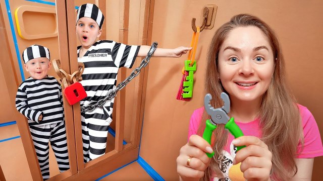 Giant Fort Box Maze Challenge with Oliver