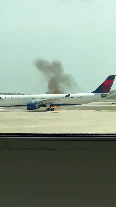Orlando : Le moteur d'un avion de la compagnie Delta Air Lines a pris feu à l’aéroport obligeant les passagers à évacuer en utilisant des toboggans