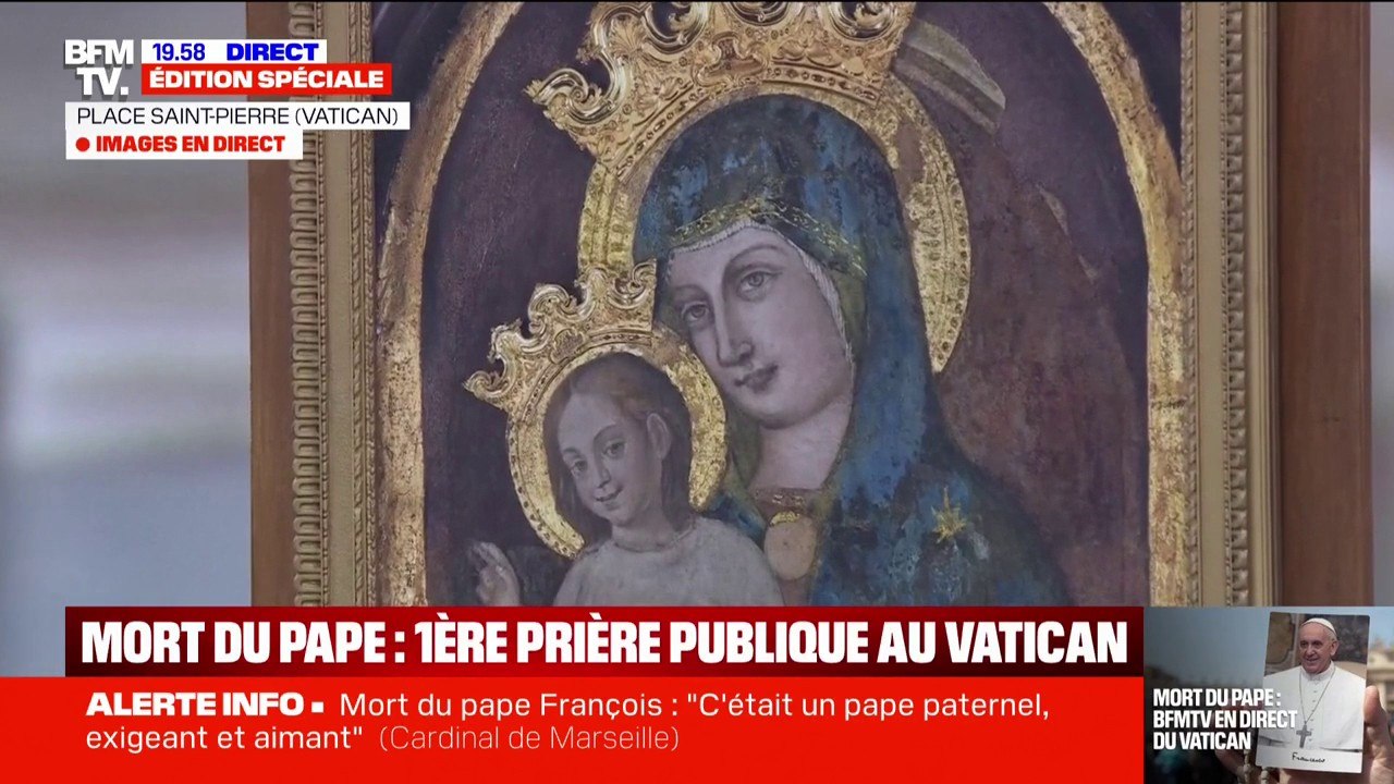 La prière "Je vous salue Marie", est recitée au Vatican, lors de la messe en hommage au pape François