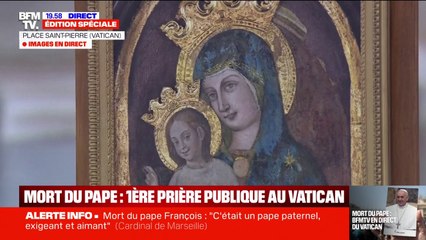La prière "Je vous salue Marie", est recitée au Vatican, lors de la messe en hommage au pape François