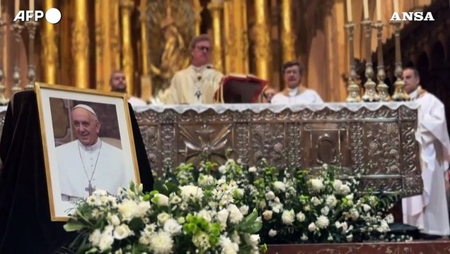 Morte Papa Francesco, l'omaggio degli argentini nella Cattedrale di Buenos Aires