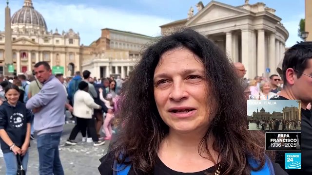 Fieles católicos se congregan en la Plaza de San Pedro por la muerte del papa Francisco