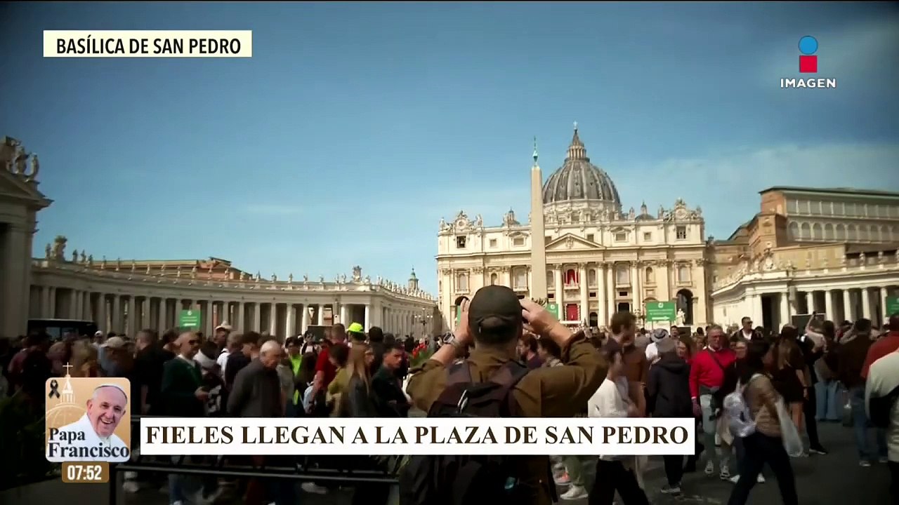 La Plaza de San Pedro se llena de peregrinos, fieles y turistas tras la muerte del papa Francisco