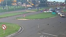 Câmera flagra motociclista sendo arremessado em acidente no Trevo da Portal