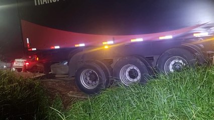 Carreta cai na canaleta ao sair do Núcleo Industrial na BR-369 em Cascavel