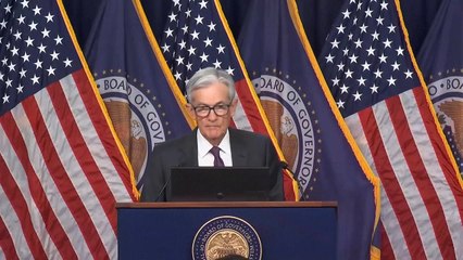 Wall Street fecha em baixa diante de tensões entre Trump e BC dos EUA