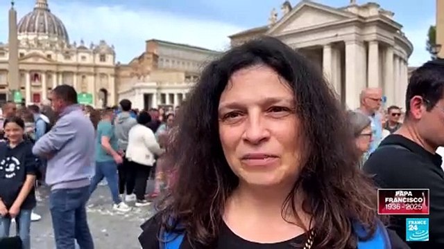 Fieles católicos reaccionan a la muerte del papa desde la Plaza de San Pedro