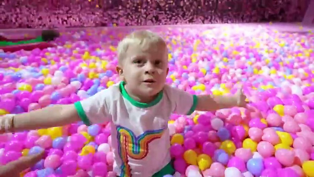 Diana and Roma - MUSEUM OF CANDY in Dubai - Vlog Stories