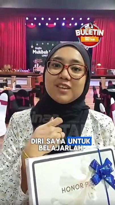 Pelajar terima sumbangan tablet
