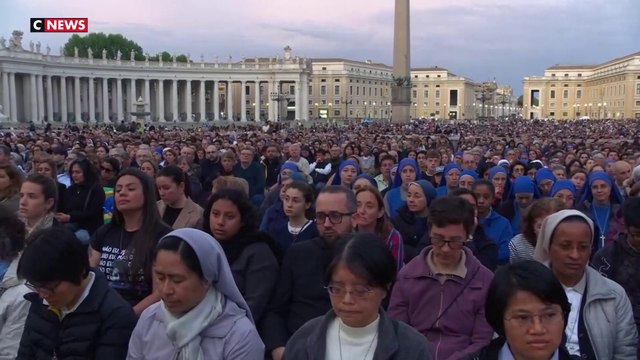 Mort du pape François : les fidèles se retrouvent par milliers sur la place Saint Pierre